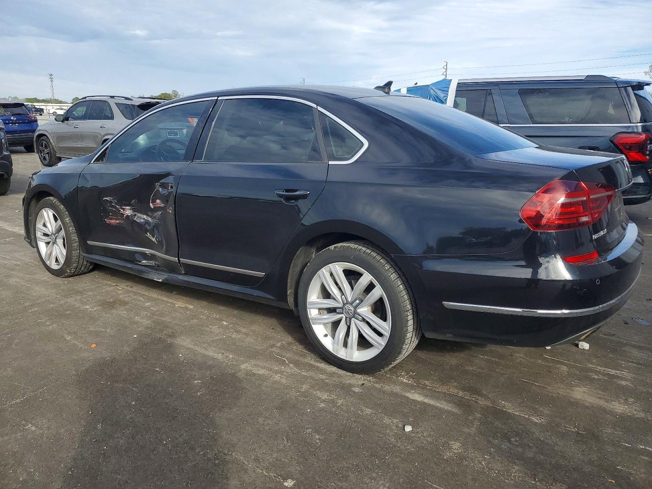 2017 VOLKSWAGEN PASSAT SE photo 2