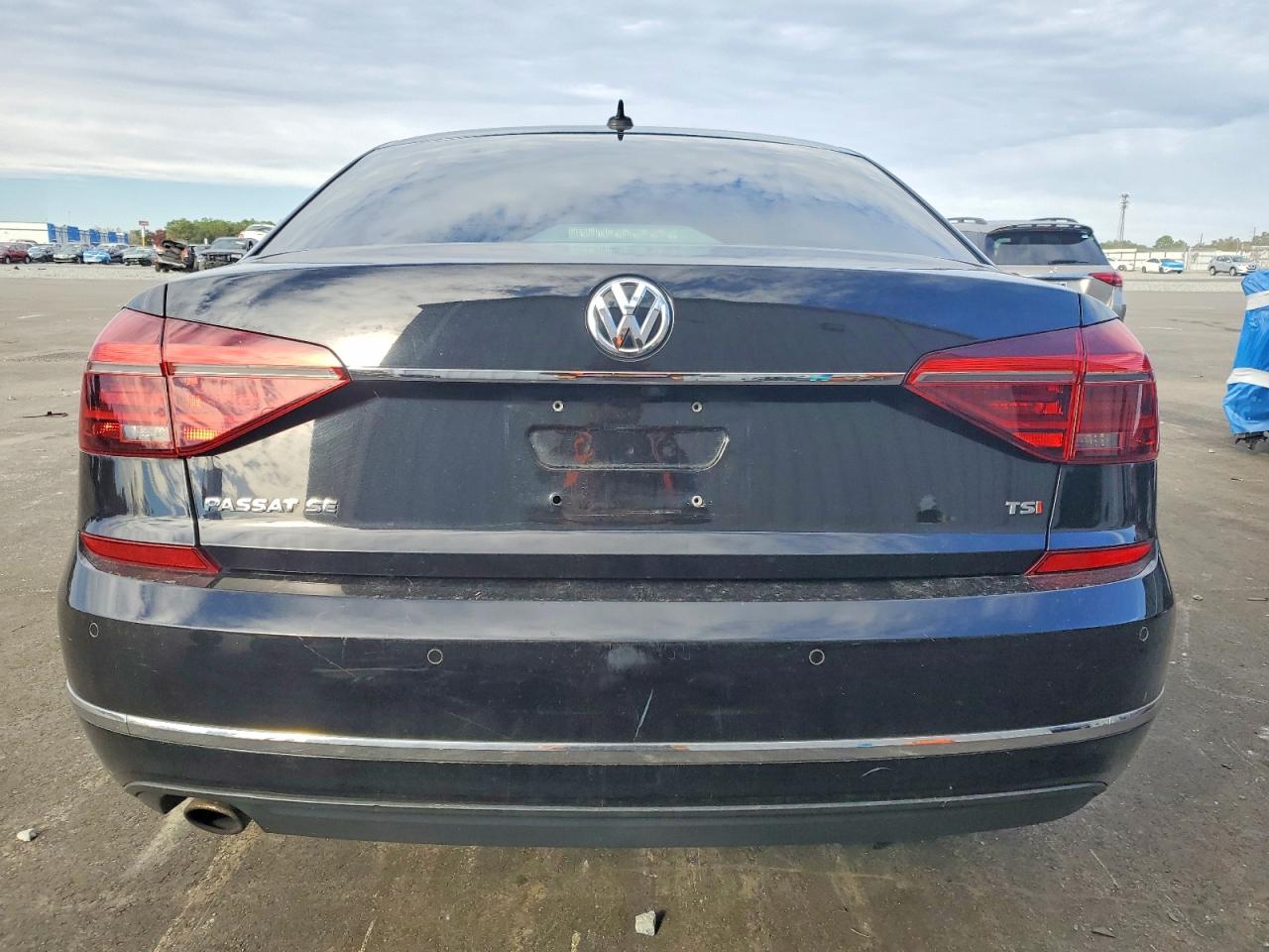 2017 VOLKSWAGEN PASSAT SE photo 6