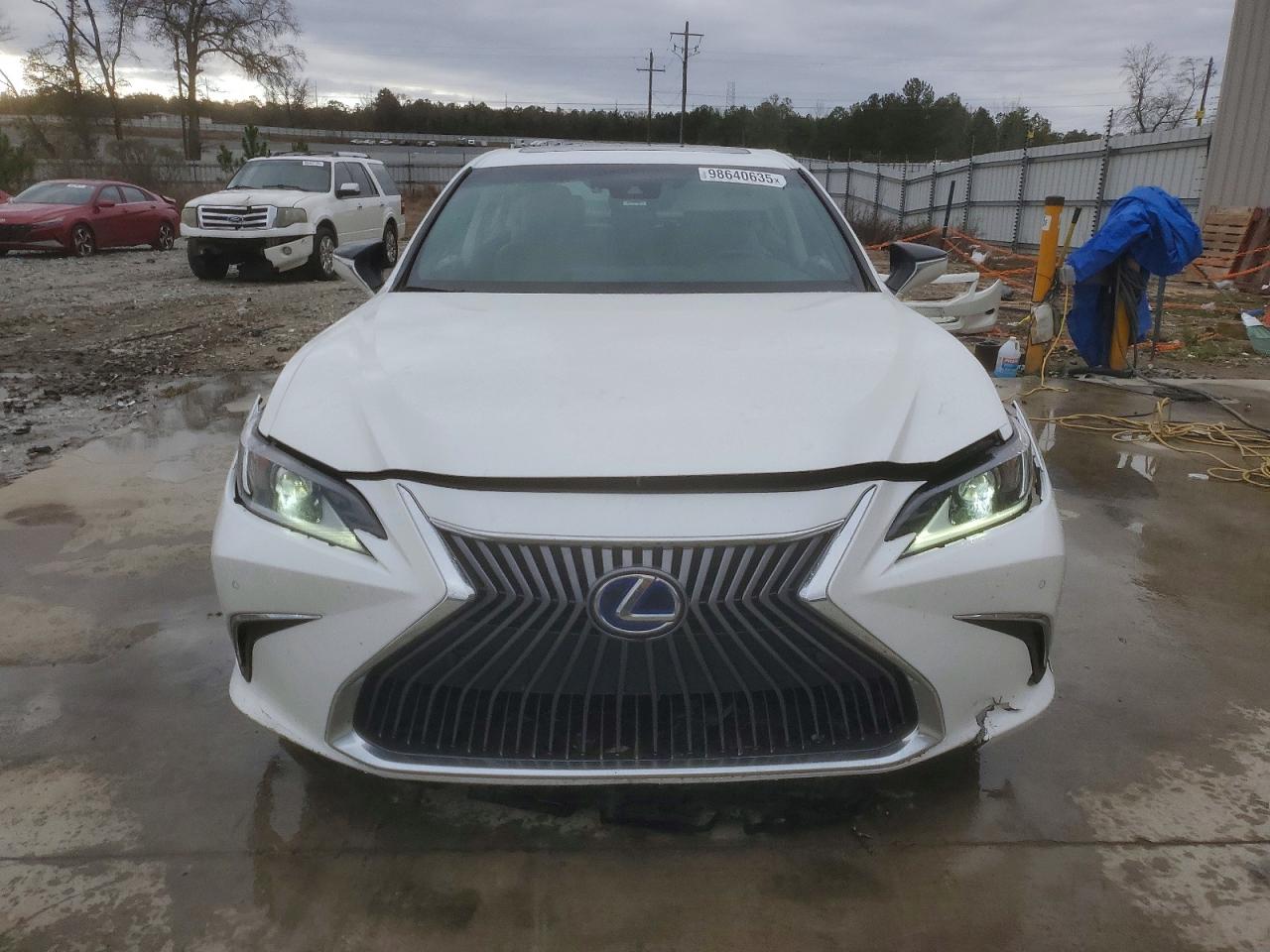 2021 LEXUS ES 300H photo 5