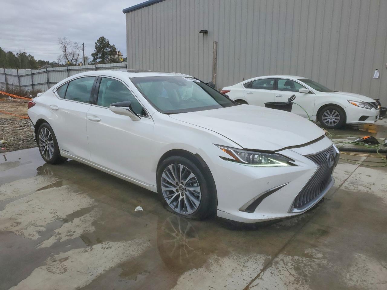 2021 LEXUS ES 300H photo 4