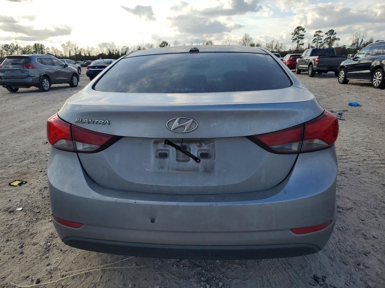 2016 HYUNDAI ELANTRA SE photo 6