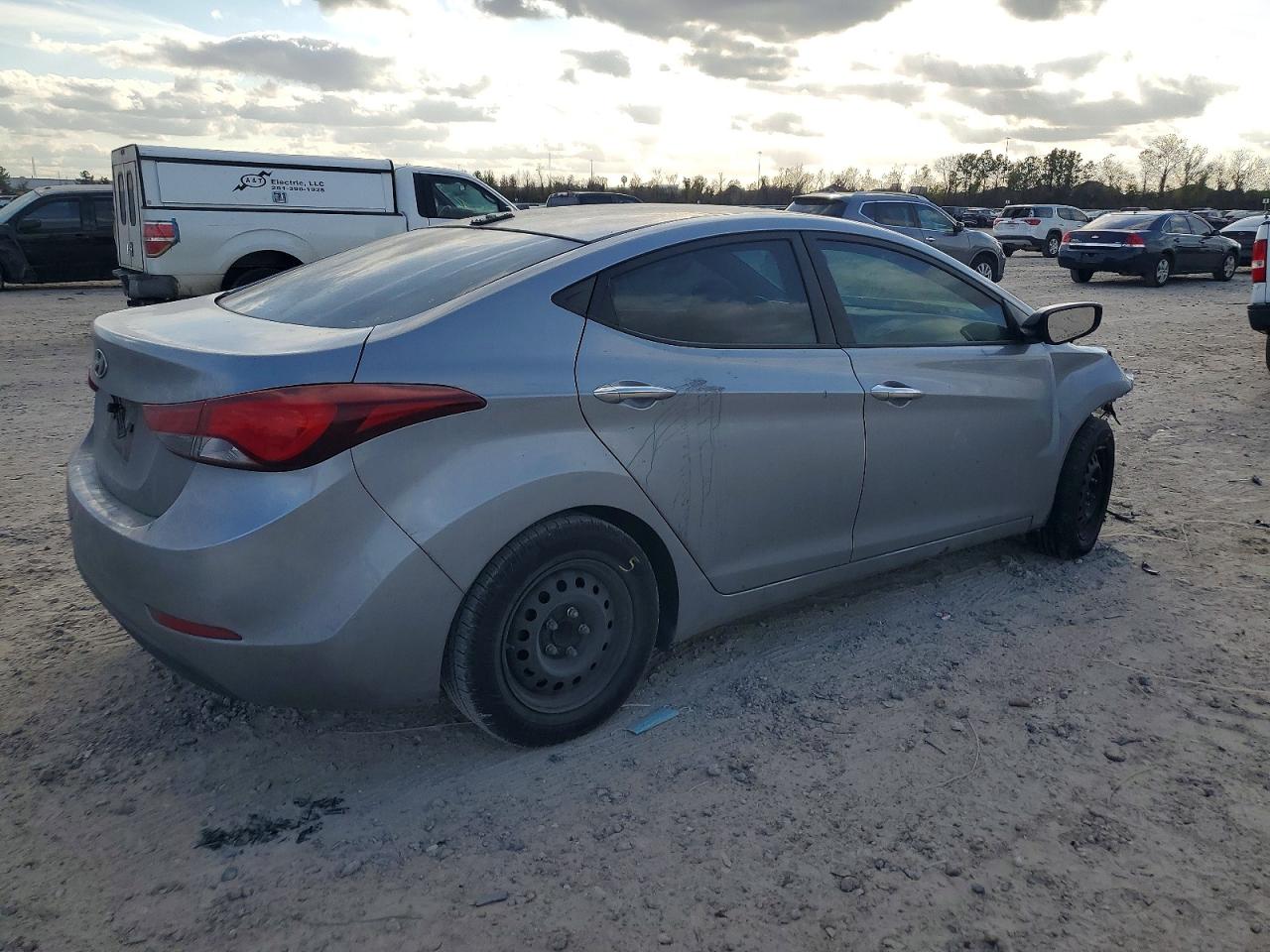 2016 HYUNDAI ELANTRA SE photo 3