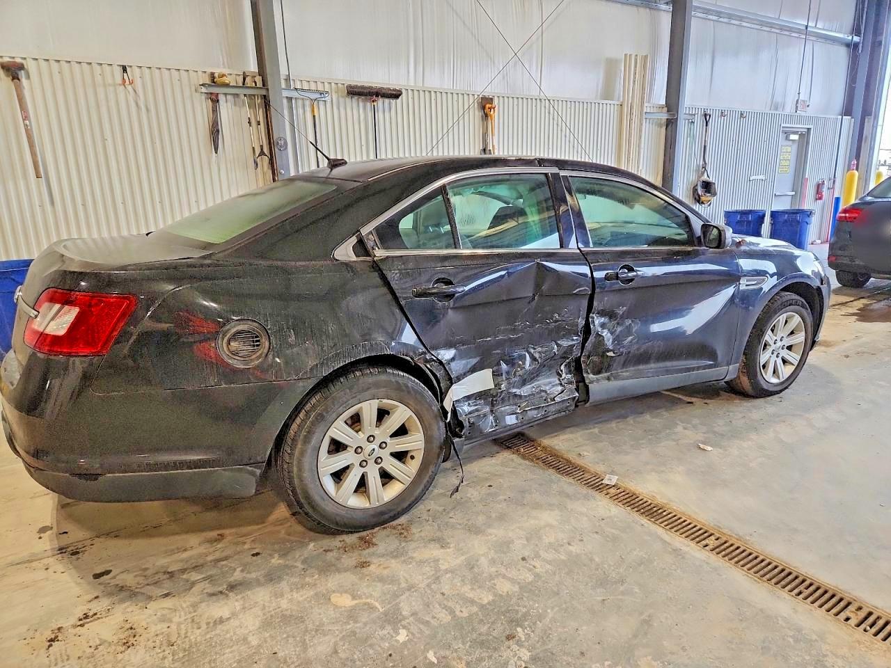 2011 FORD TAURUS SE photo 3