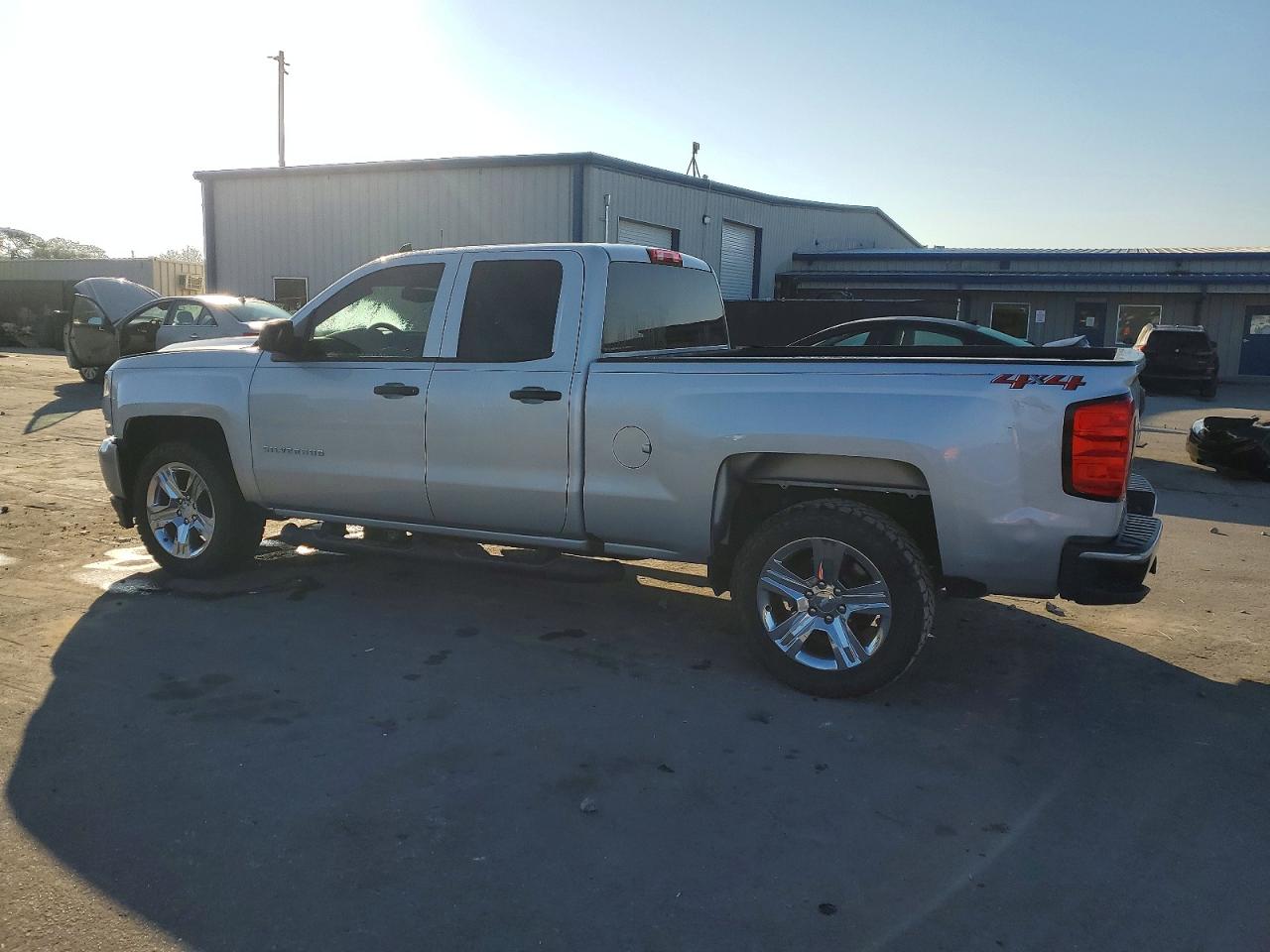 2018 CHEVROLET SILVERADO K1500 CUSTOM photo 2