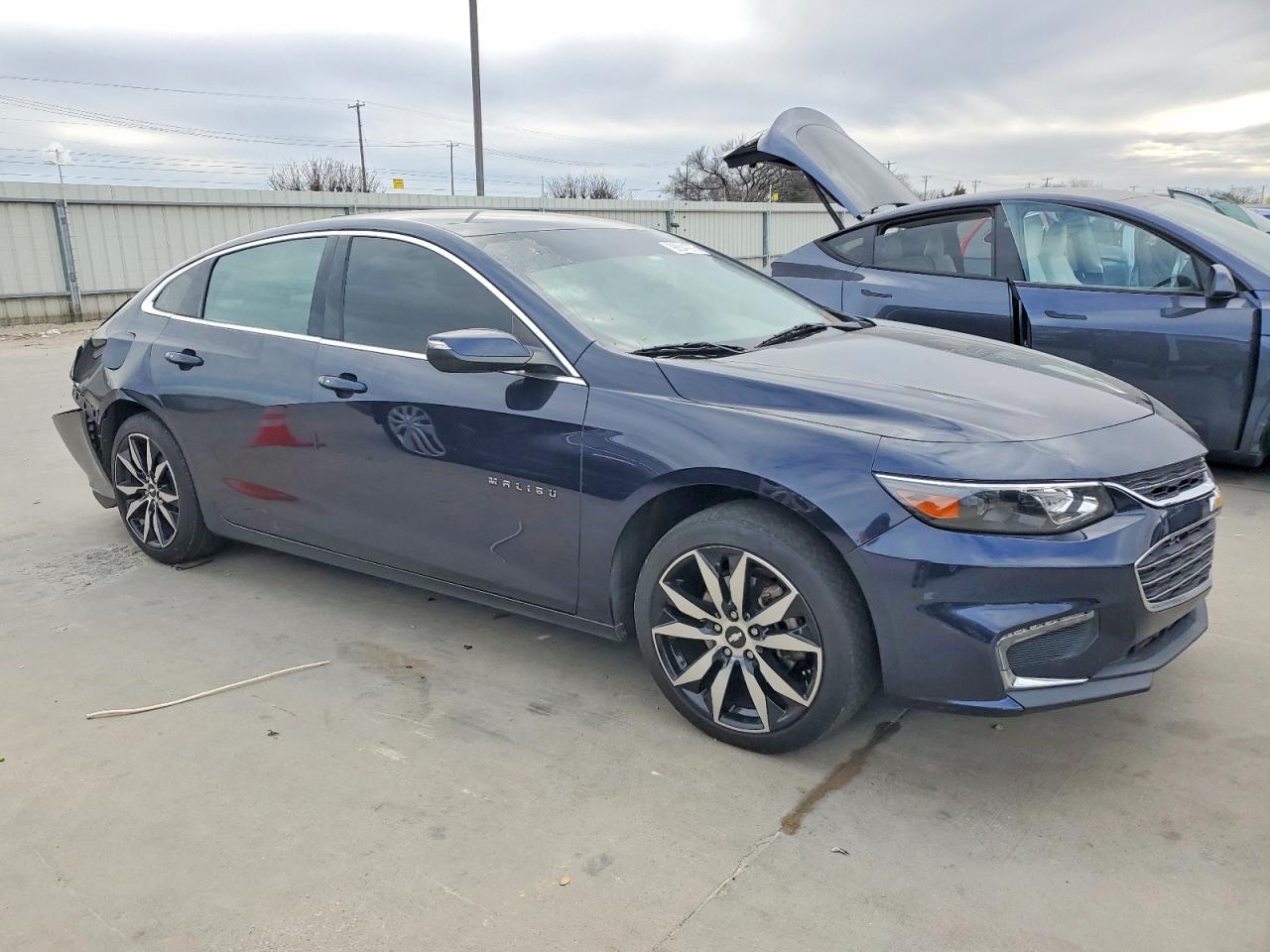 2017 CHEVROLET MALIBU LT photo 4