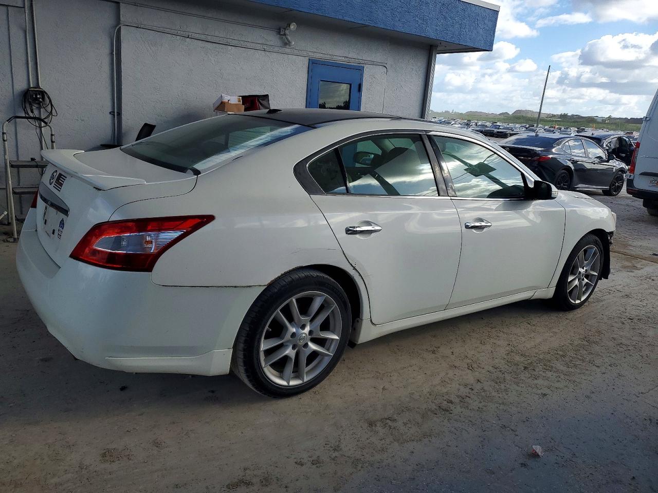 2010 NISSAN MAXIMA S photo 3