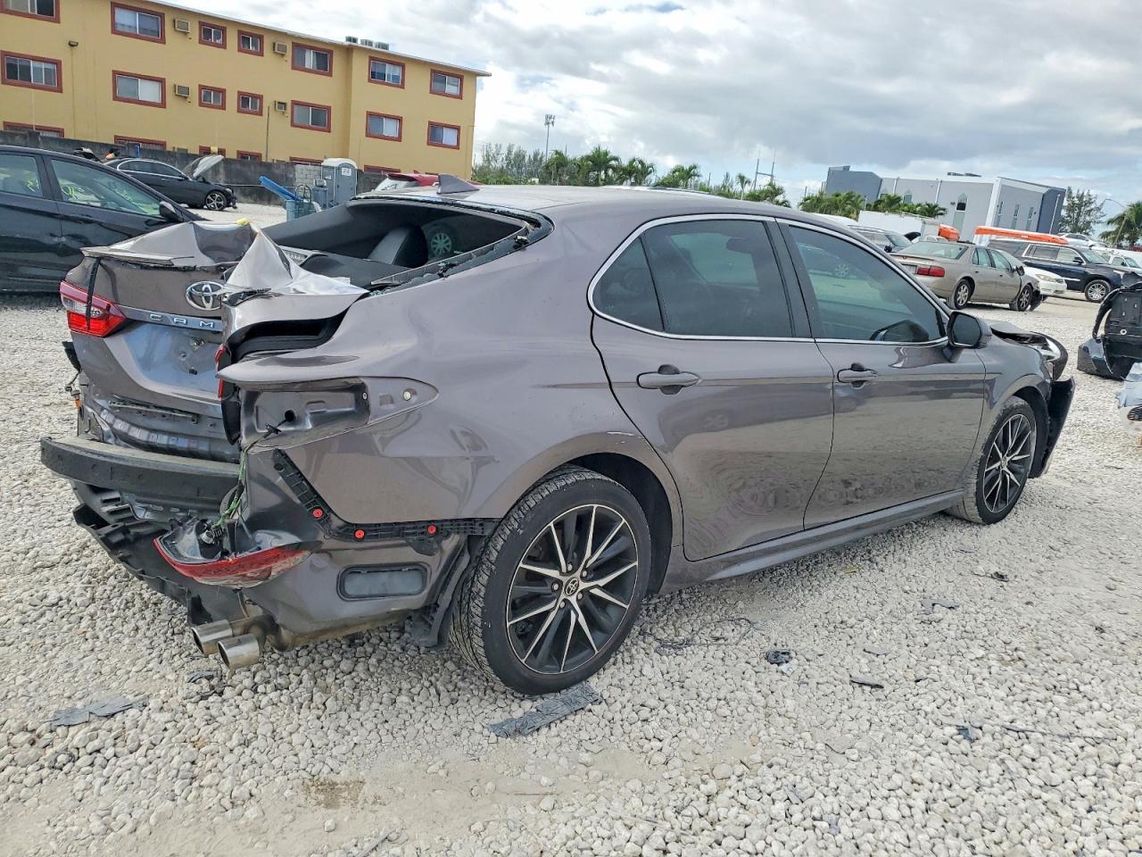 2021 TOYOTA CAMRY SE photo 3