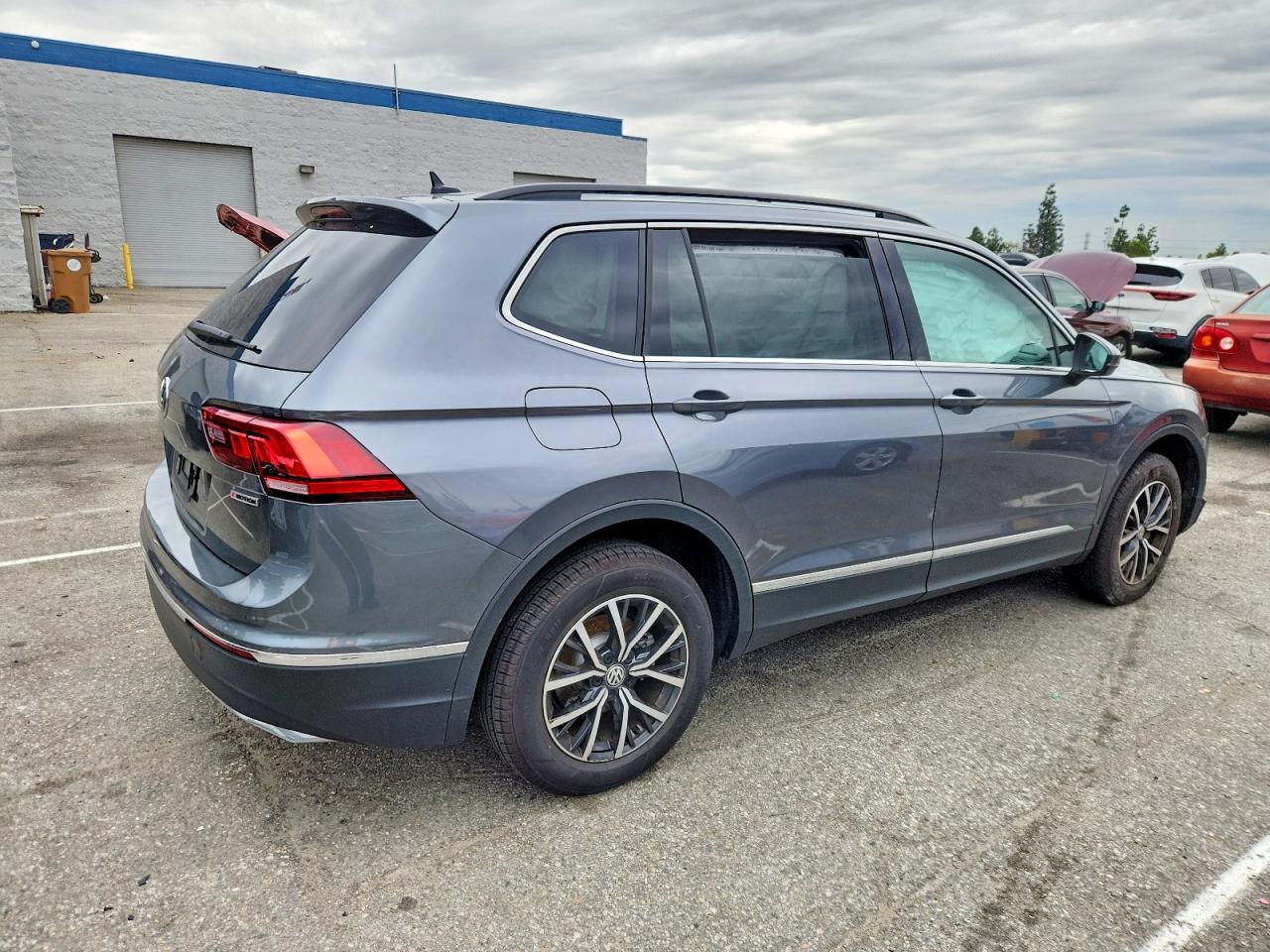 2020 VOLKSWAGEN TIGUAN SE photo 3