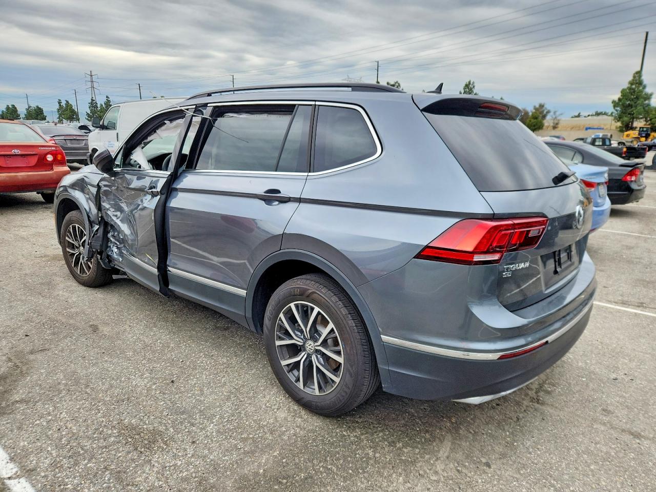 2020 VOLKSWAGEN TIGUAN SE photo 2