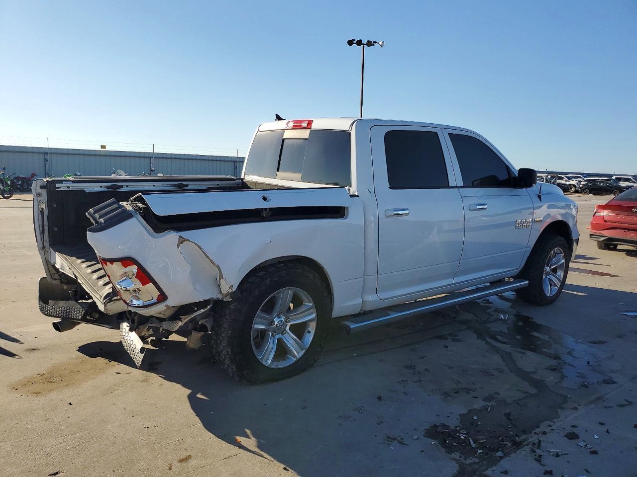 2015 RAM 1500 SLT photo 3