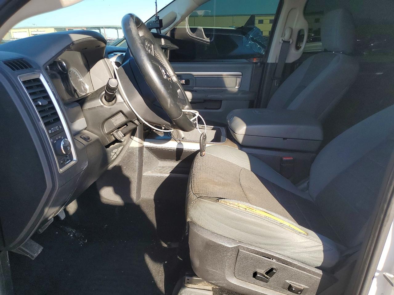 2015 RAM 1500 SLT photo 7
