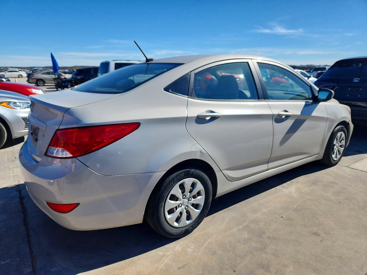 2016 HYUNDAI ACCENT SE photo 3