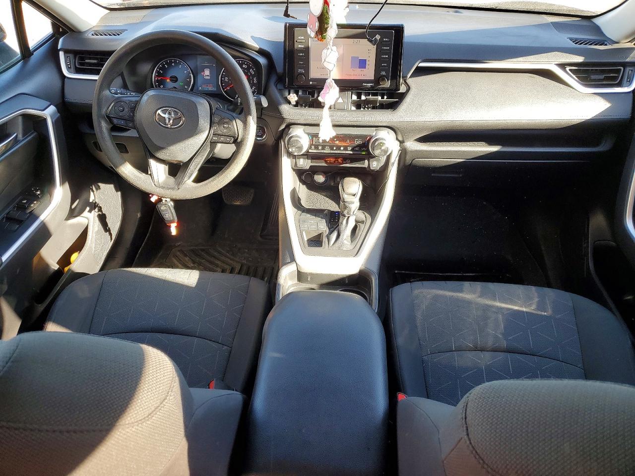 2021 TOYOTA RAV4 XLE photo 8