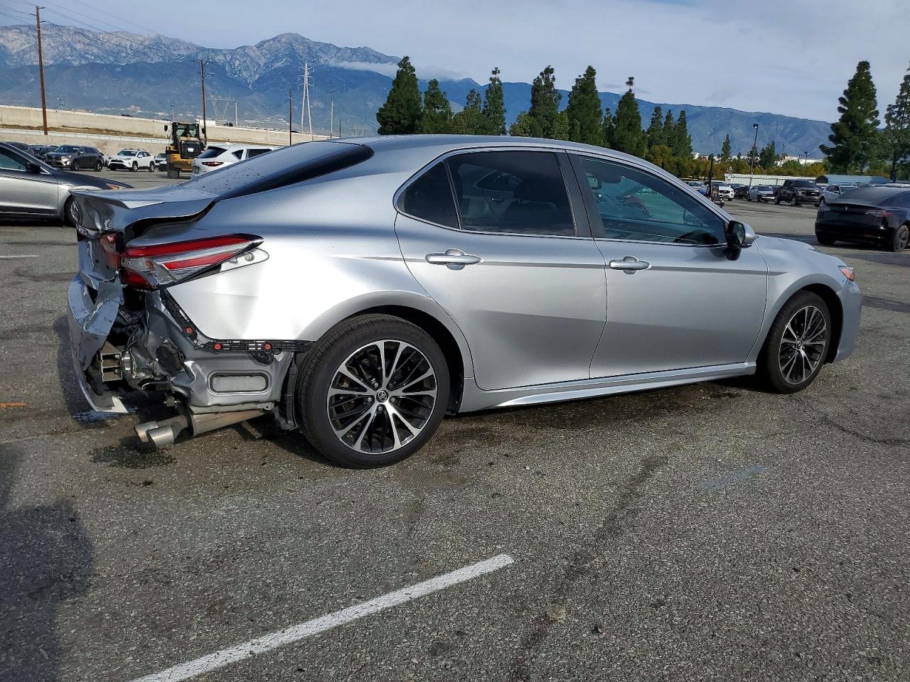 2018 TOYOTA CAMRY L photo 3