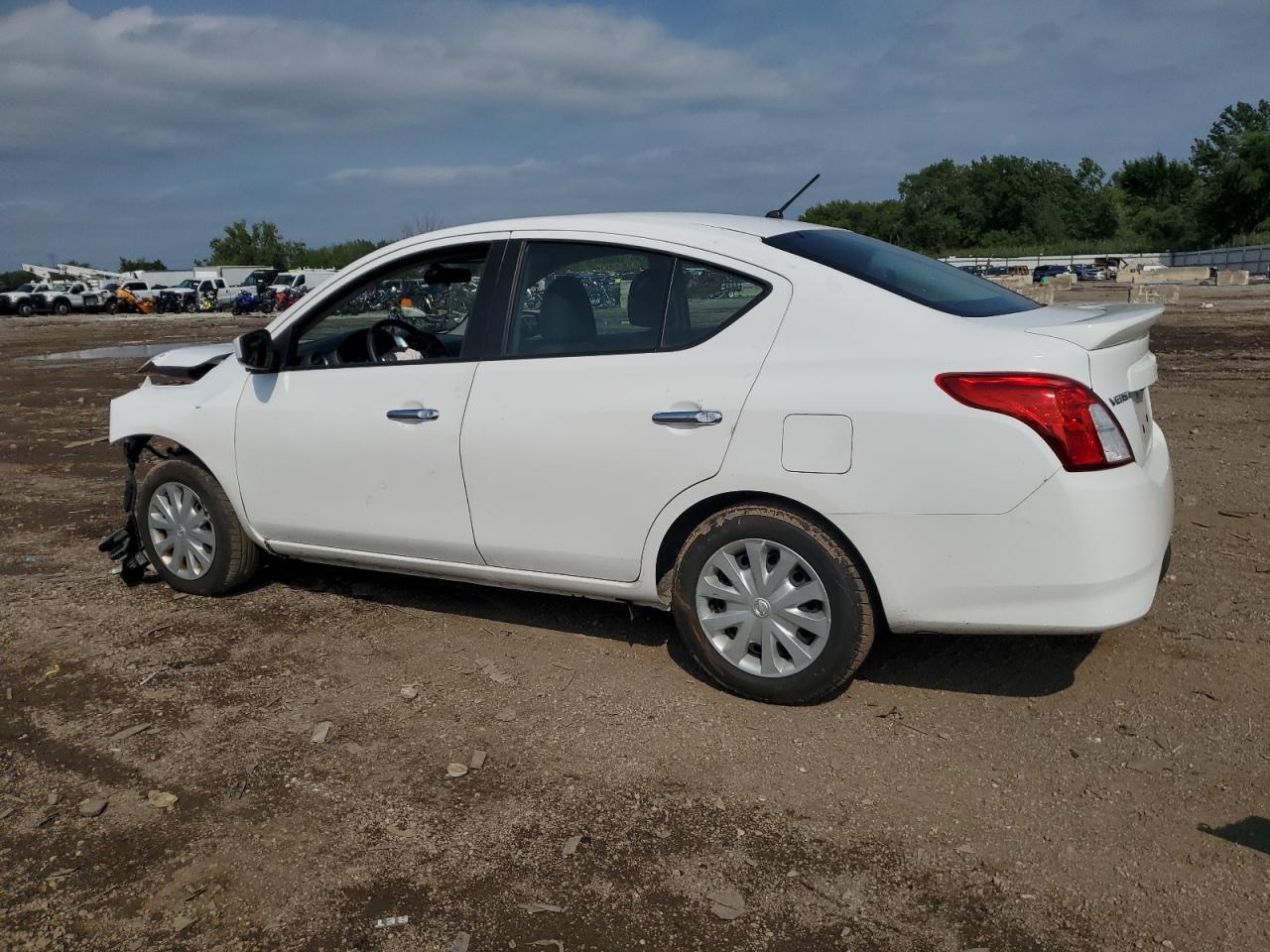 2019 NISSAN VERSA S photo 2