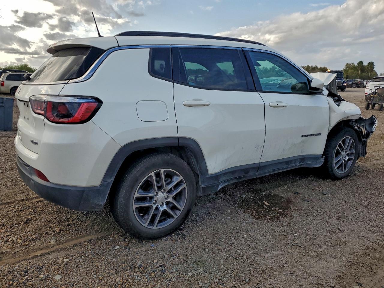 2019 JEEP COMPASS LATITUDE photo 3