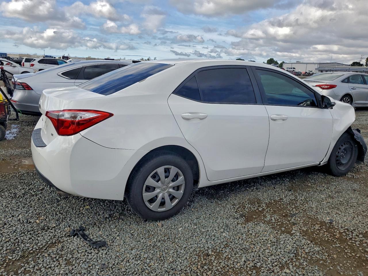 2014 TOYOTA COROLLA L photo 3