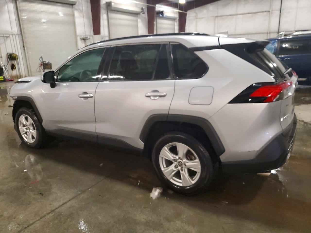 2021 TOYOTA RAV4 XLE photo 2