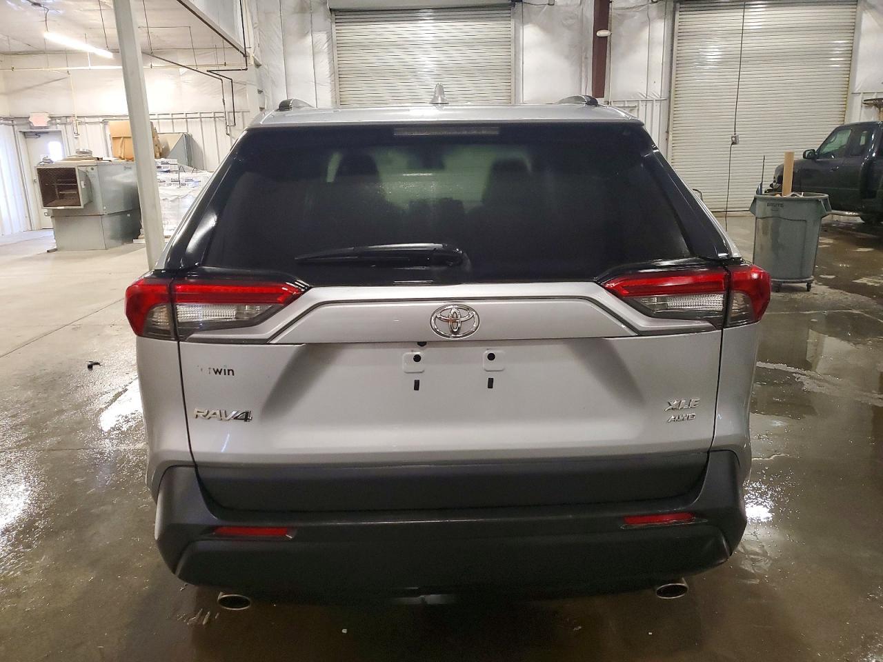2021 TOYOTA RAV4 XLE photo 6