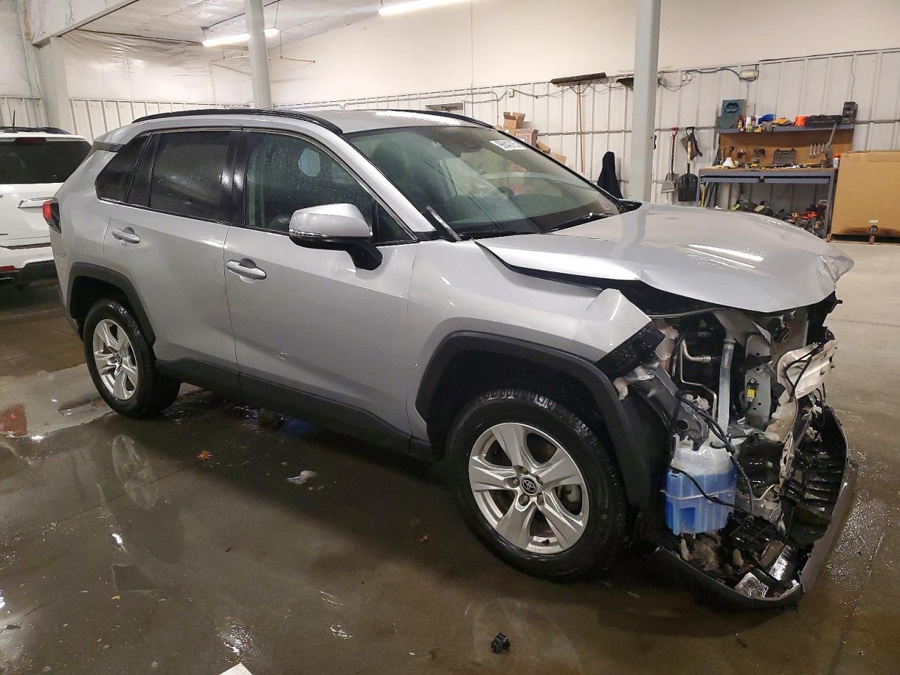 2021 TOYOTA RAV4 XLE photo 4