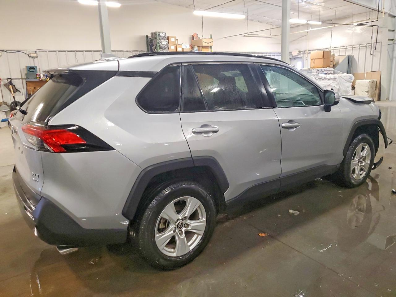 2021 TOYOTA RAV4 XLE photo 3