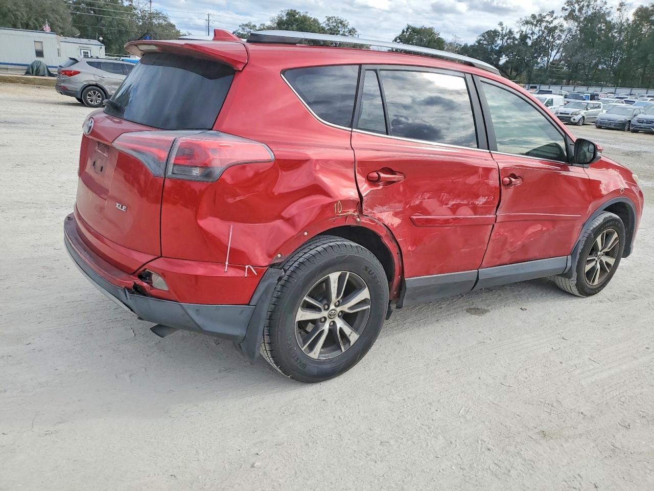 2017 TOYOTA RAV4 XLE photo 3