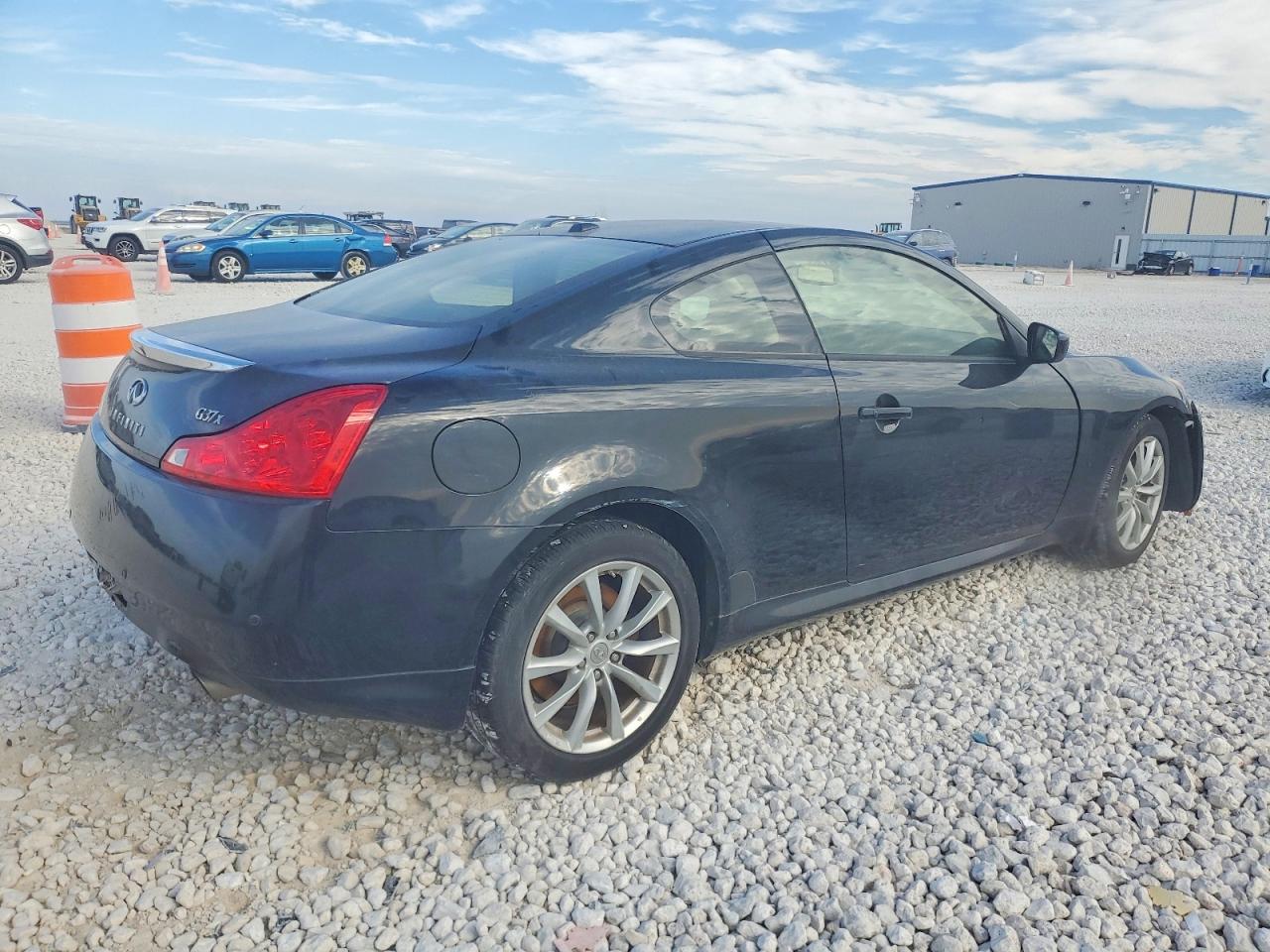 2013 INFINITI G37 photo 3