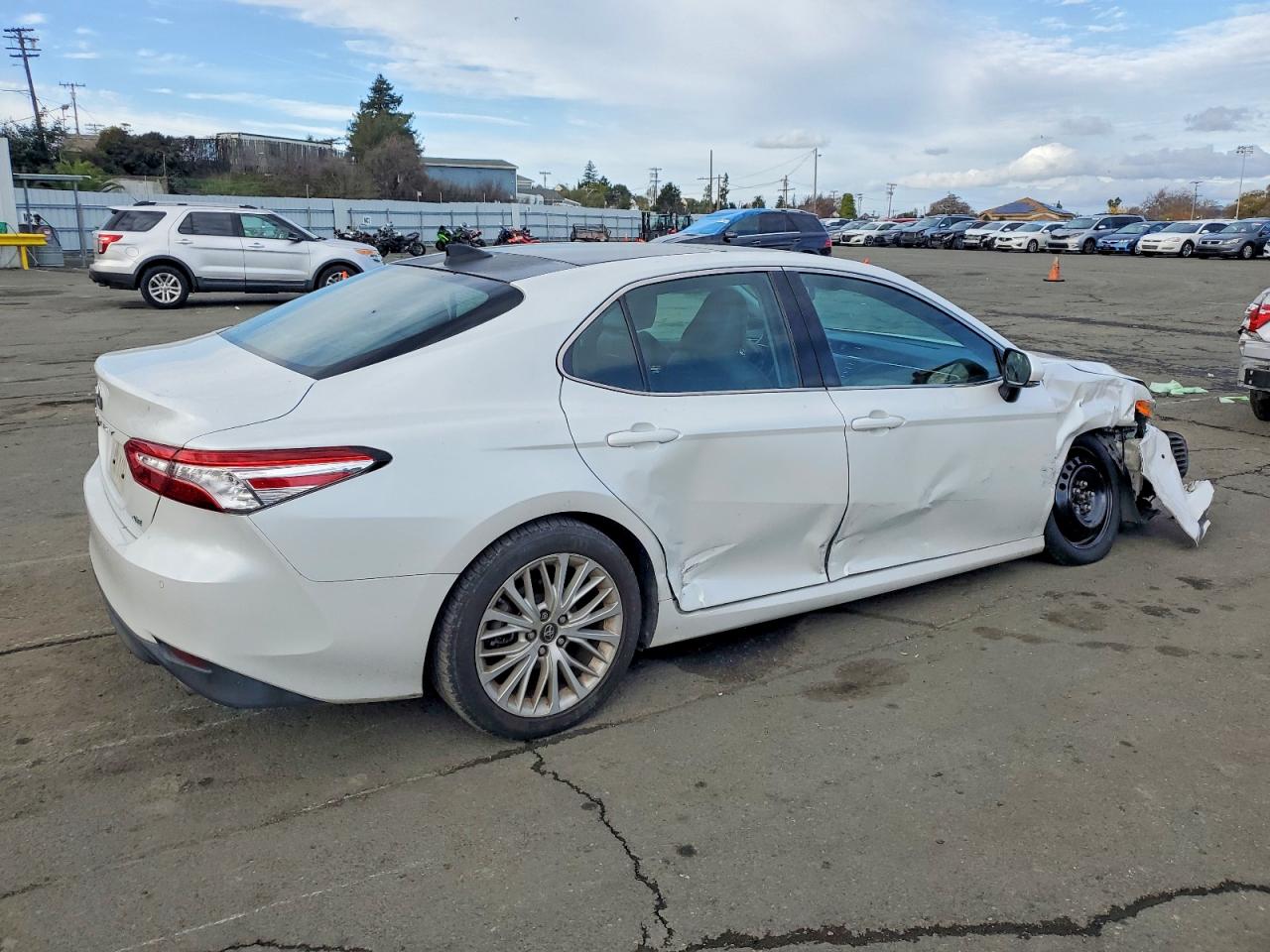 2018 TOYOTA CAMRY XSE photo 3