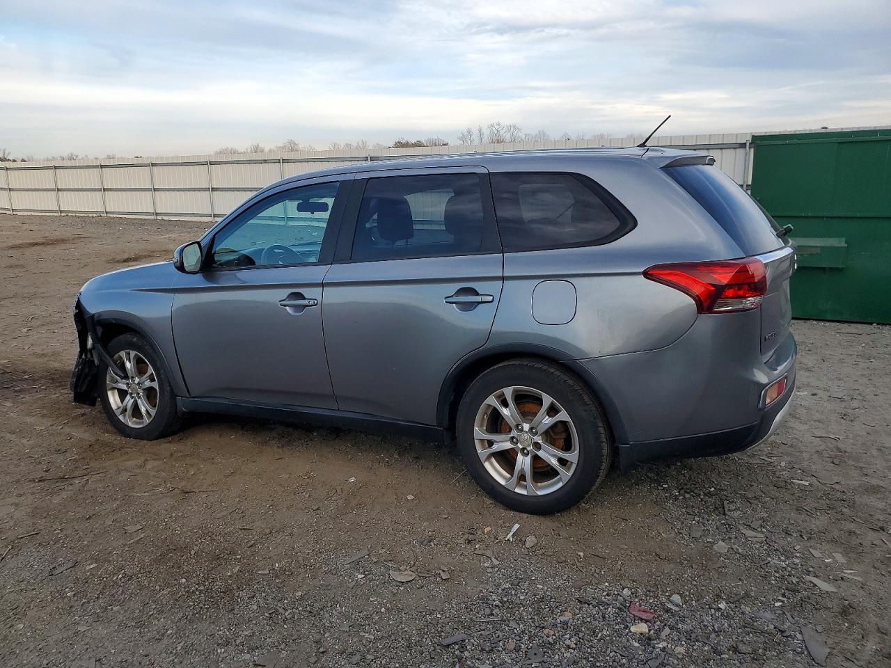 2015 MITSUBISHI OUTLANDER SE photo 2