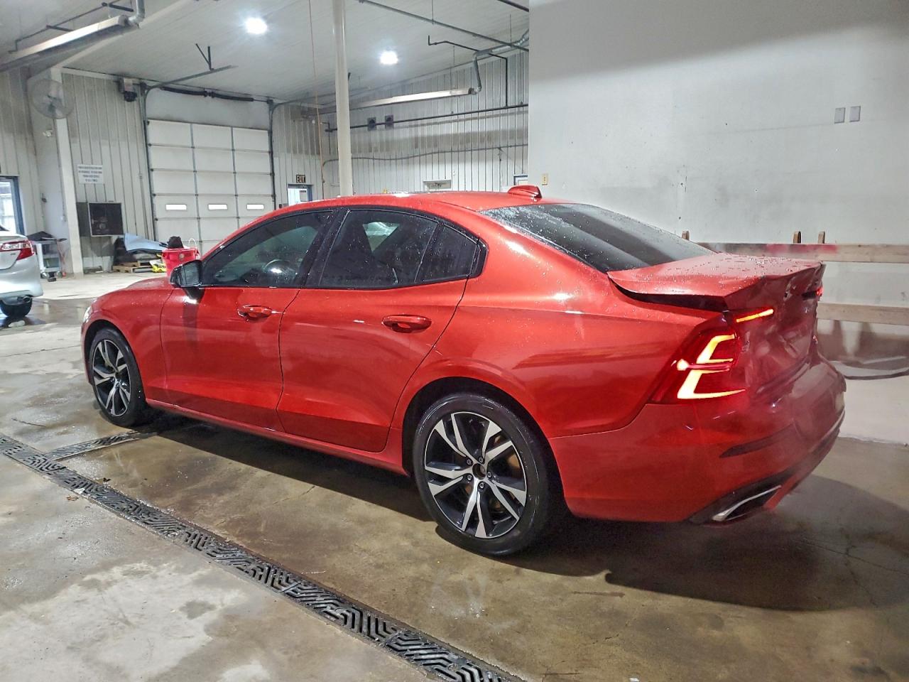 2019 VOLVO S60 T6 R-DESIGN photo 2