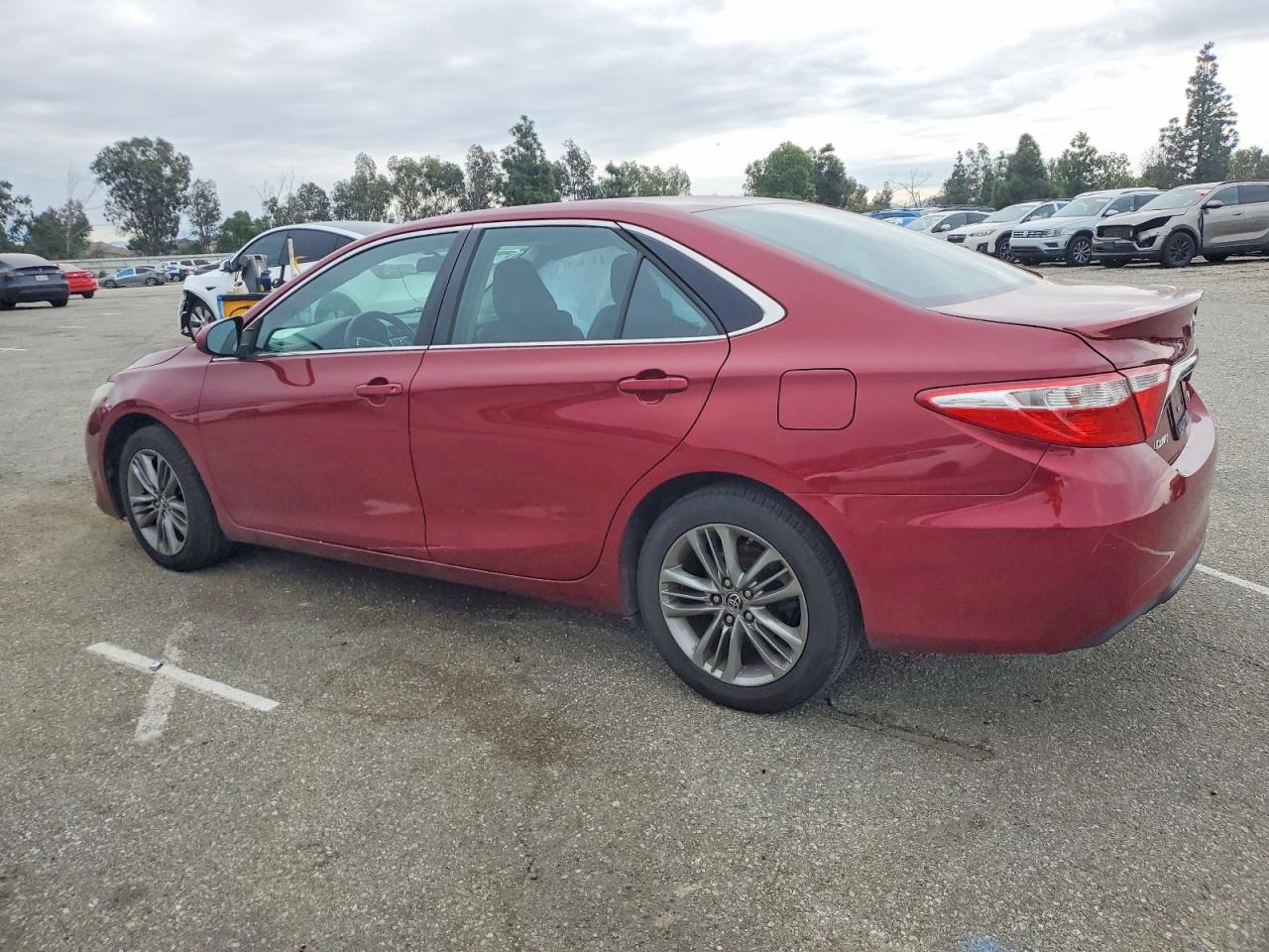 2016 TOYOTA CAMRY SE photo 2