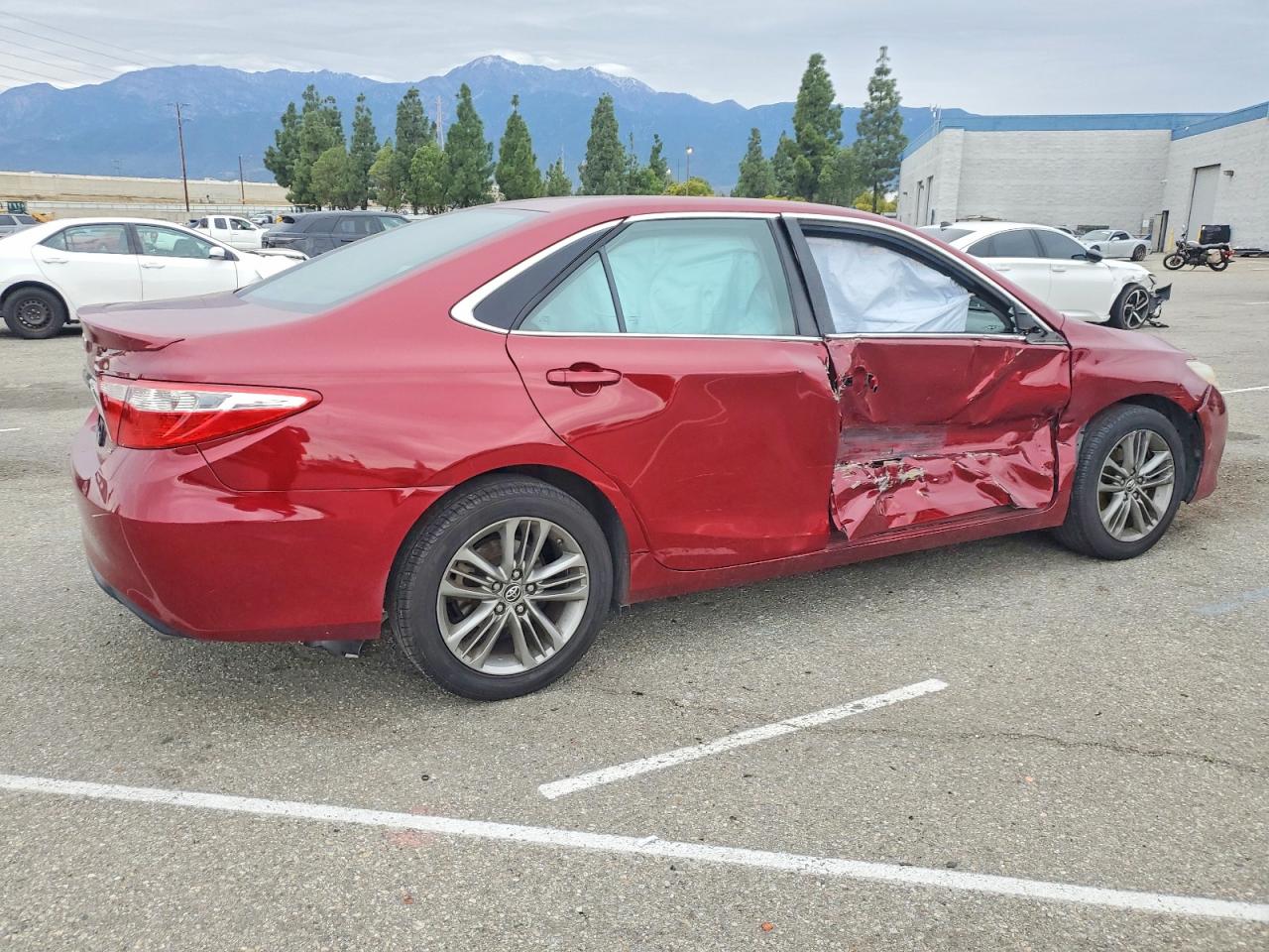 2016 TOYOTA CAMRY SE photo 3