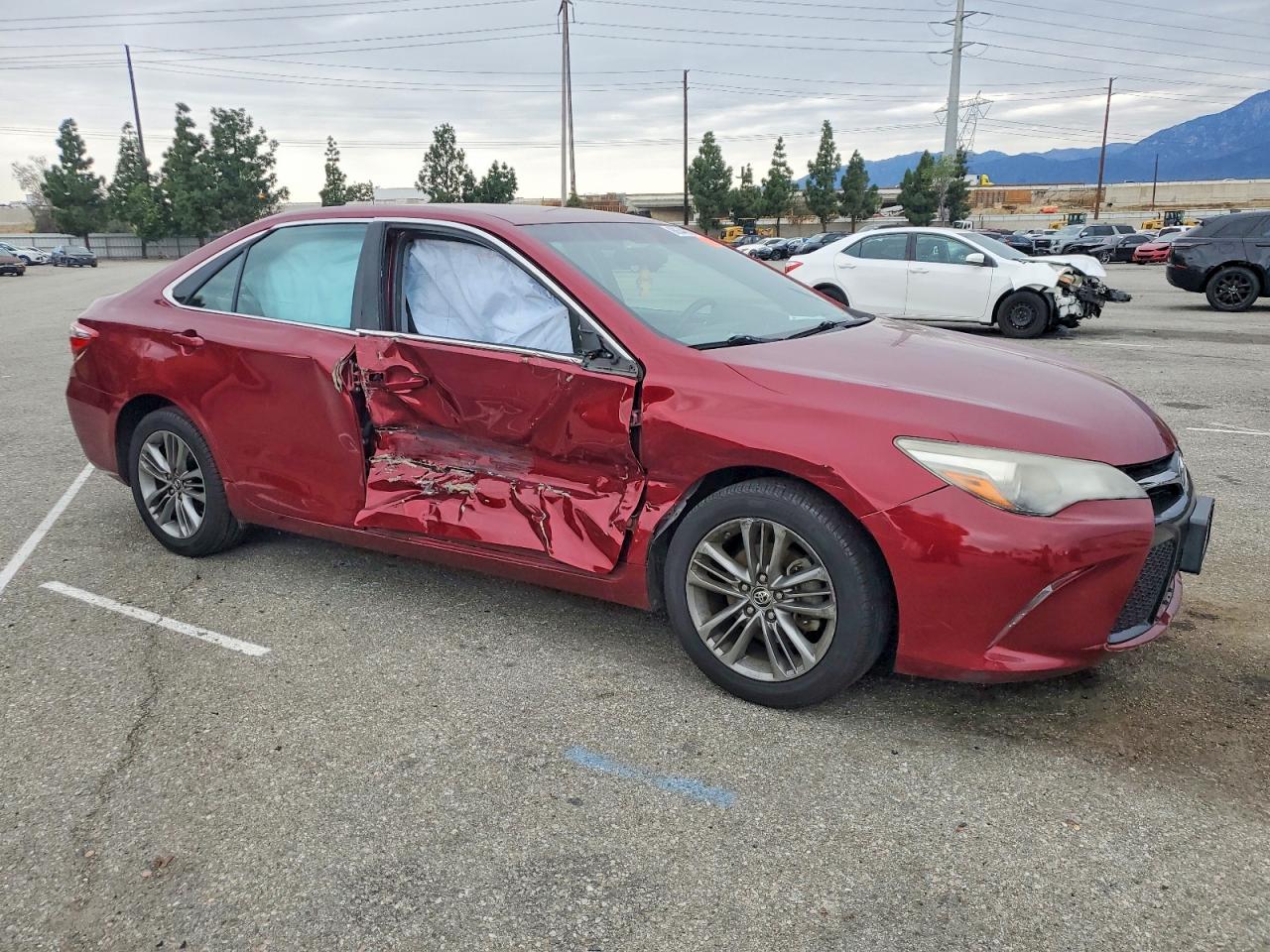 2016 TOYOTA CAMRY SE photo 4