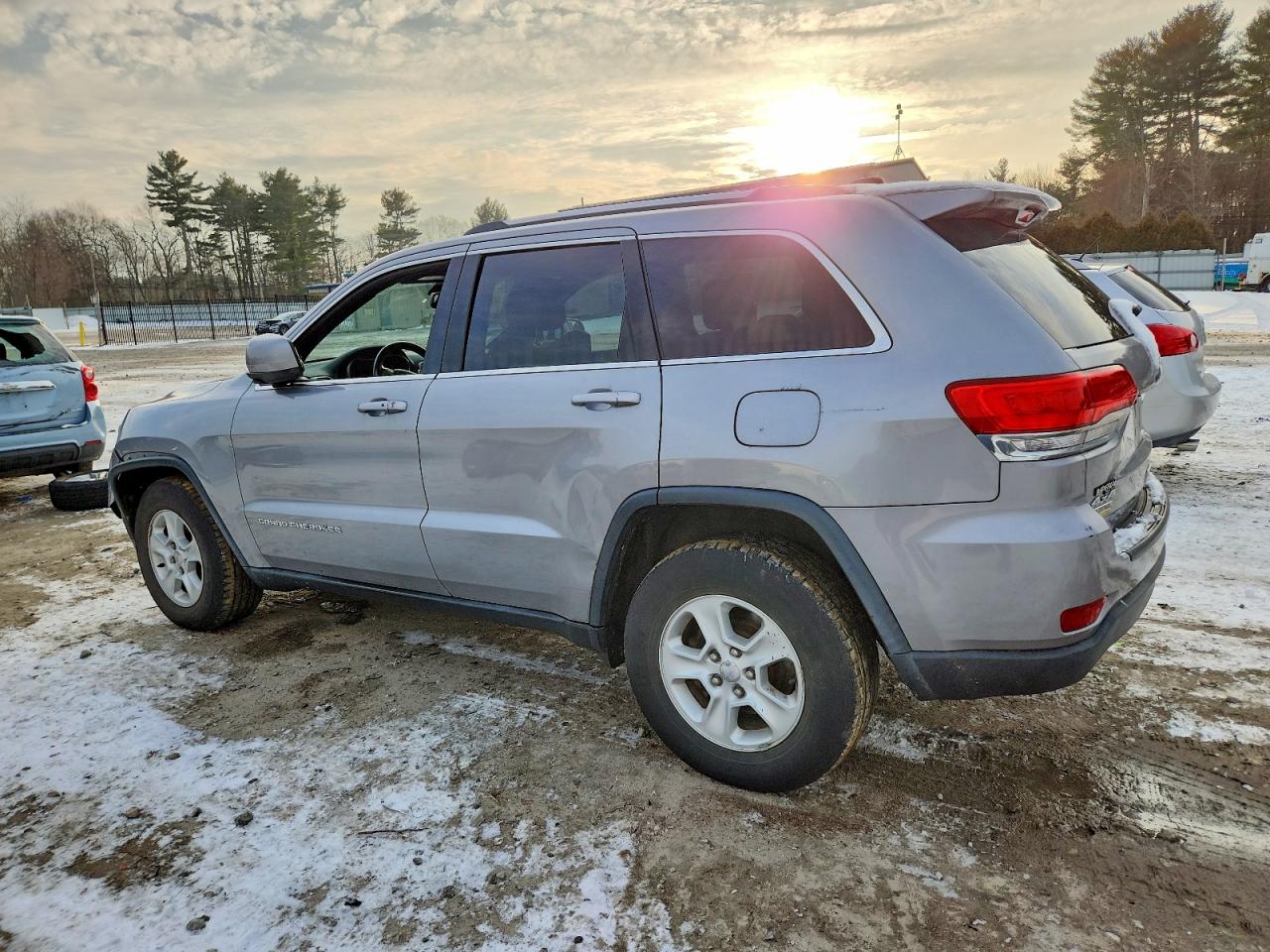 2015 JEEP GRAND CHEROKEE LAREDO photo 2