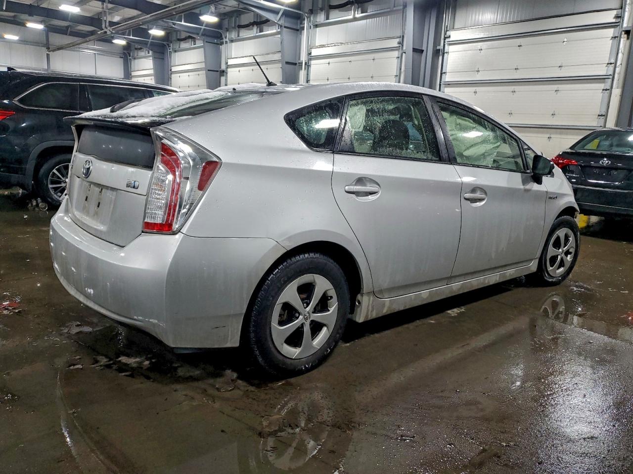 2015 TOYOTA PRIUS photo 3