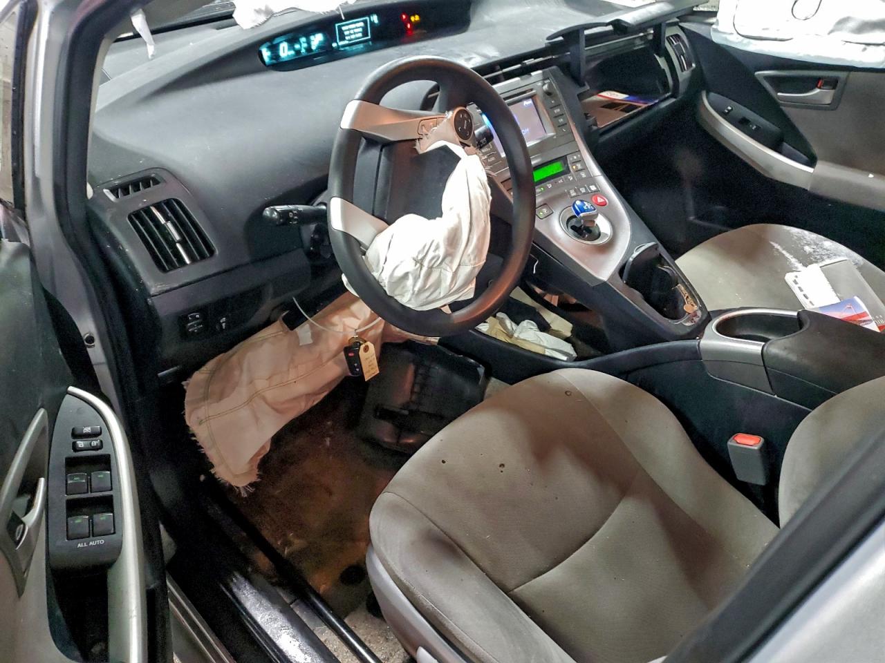 2015 TOYOTA PRIUS photo 8