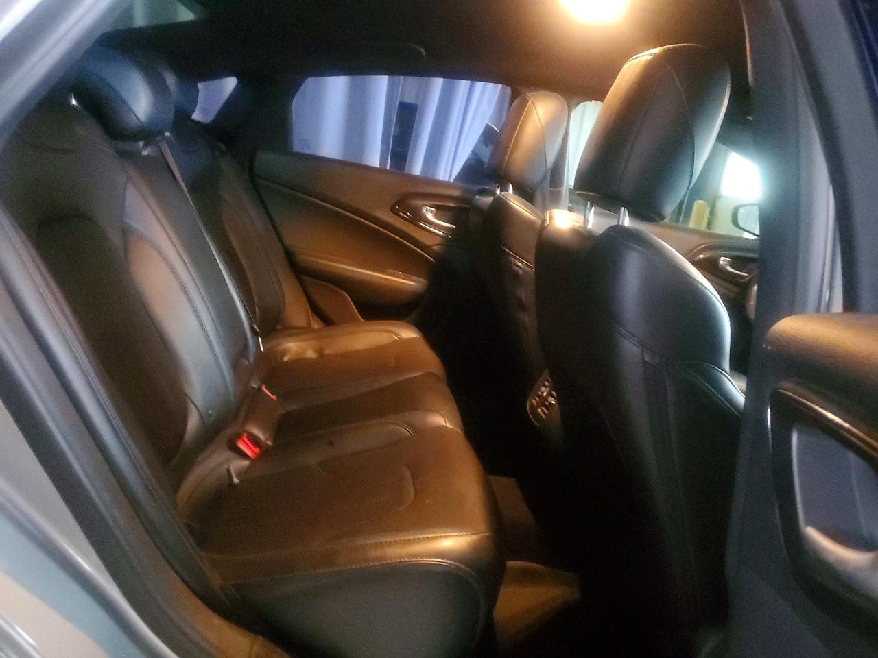 2016 CHRYSLER 200 S photo 10