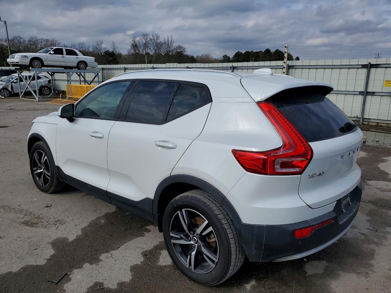 2023 VOLVO XC40 CORE photo 2