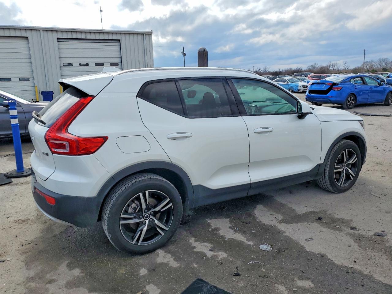 2023 VOLVO XC40 CORE photo 3