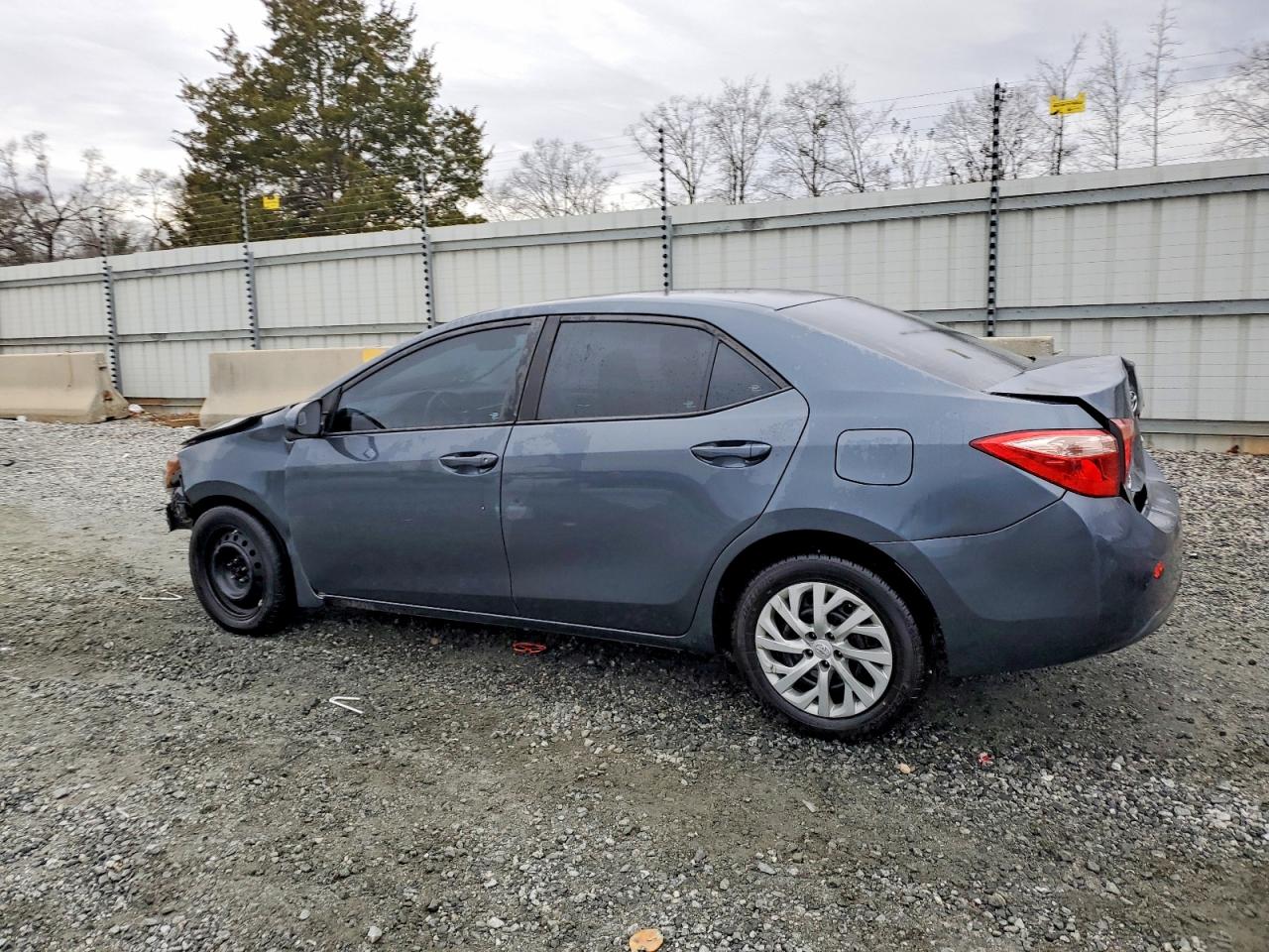 2017 TOYOTA COROLLA L photo 3