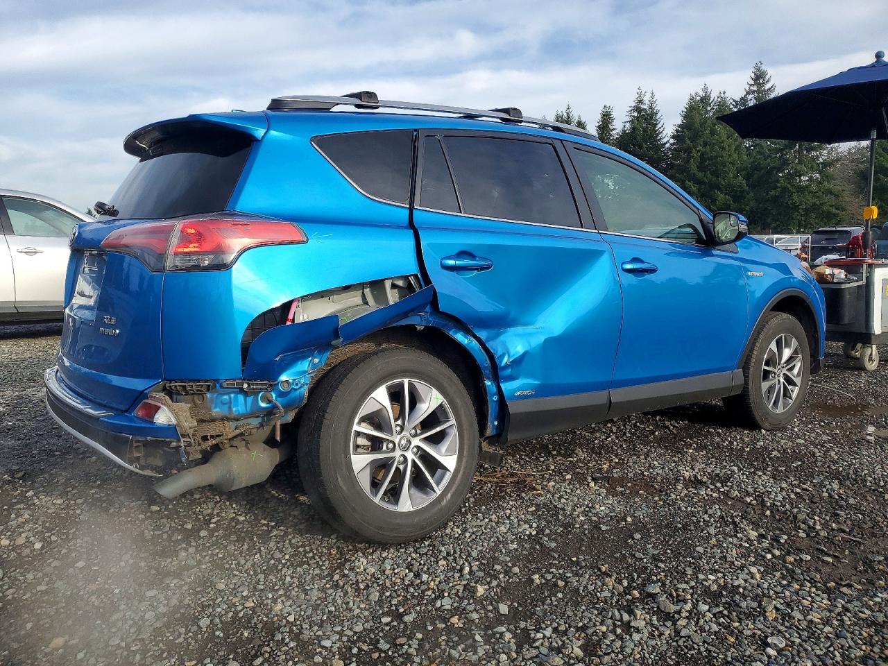 2017 TOYOTA RAV4 HV LE photo 3