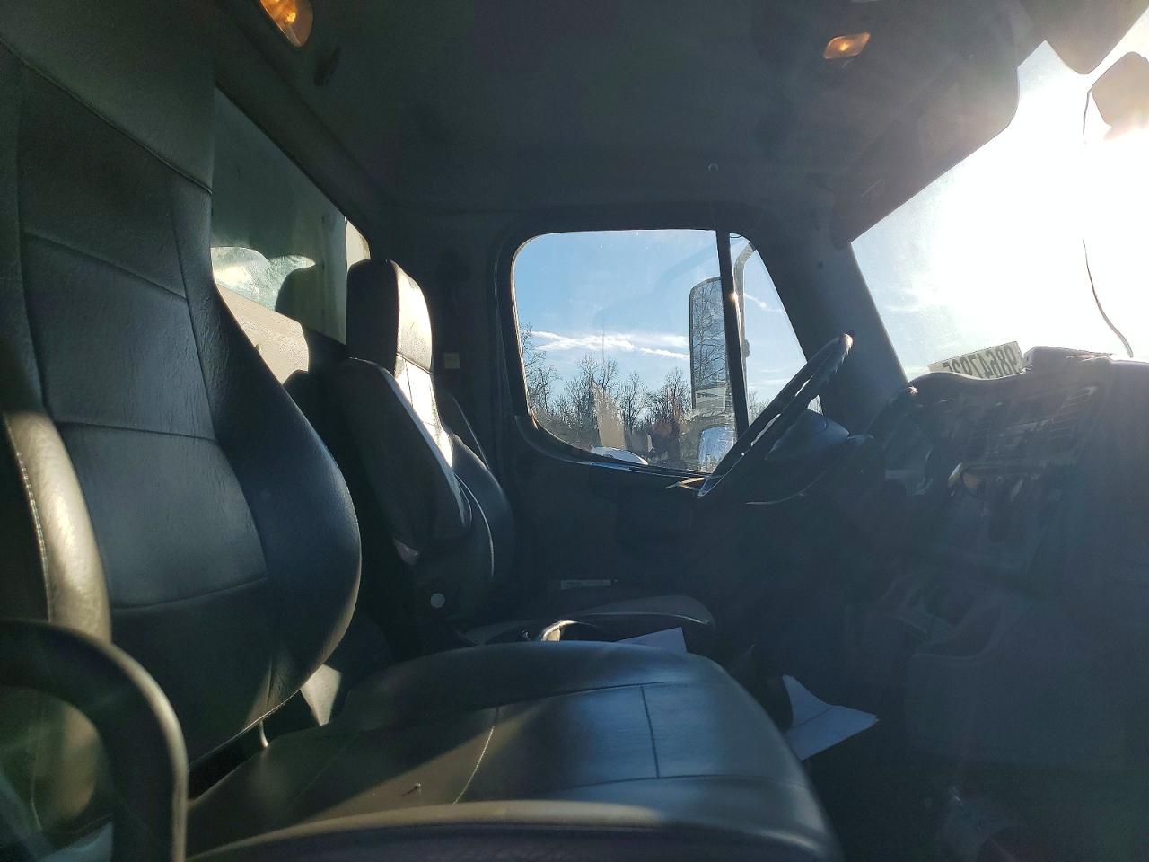 2015 FREIGHTLINER BUSINESS CLASS M2 BOX TRUCK photo 5