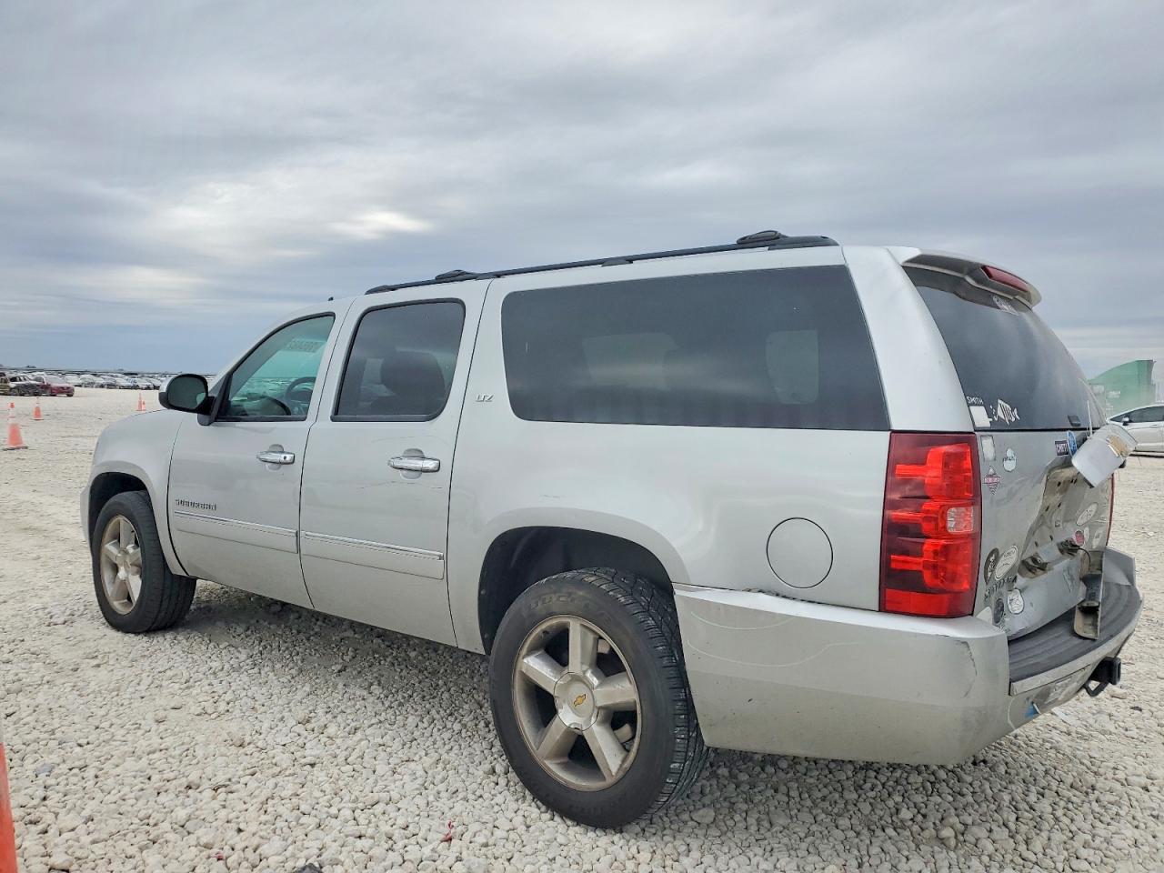 2013 CHEVROLET SUBURBAN K1500 LTZ photo 2