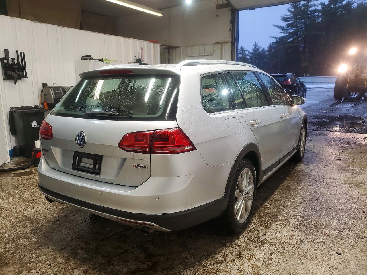2017 VOLKSWAGEN GOLF ALLTRACK S photo 3