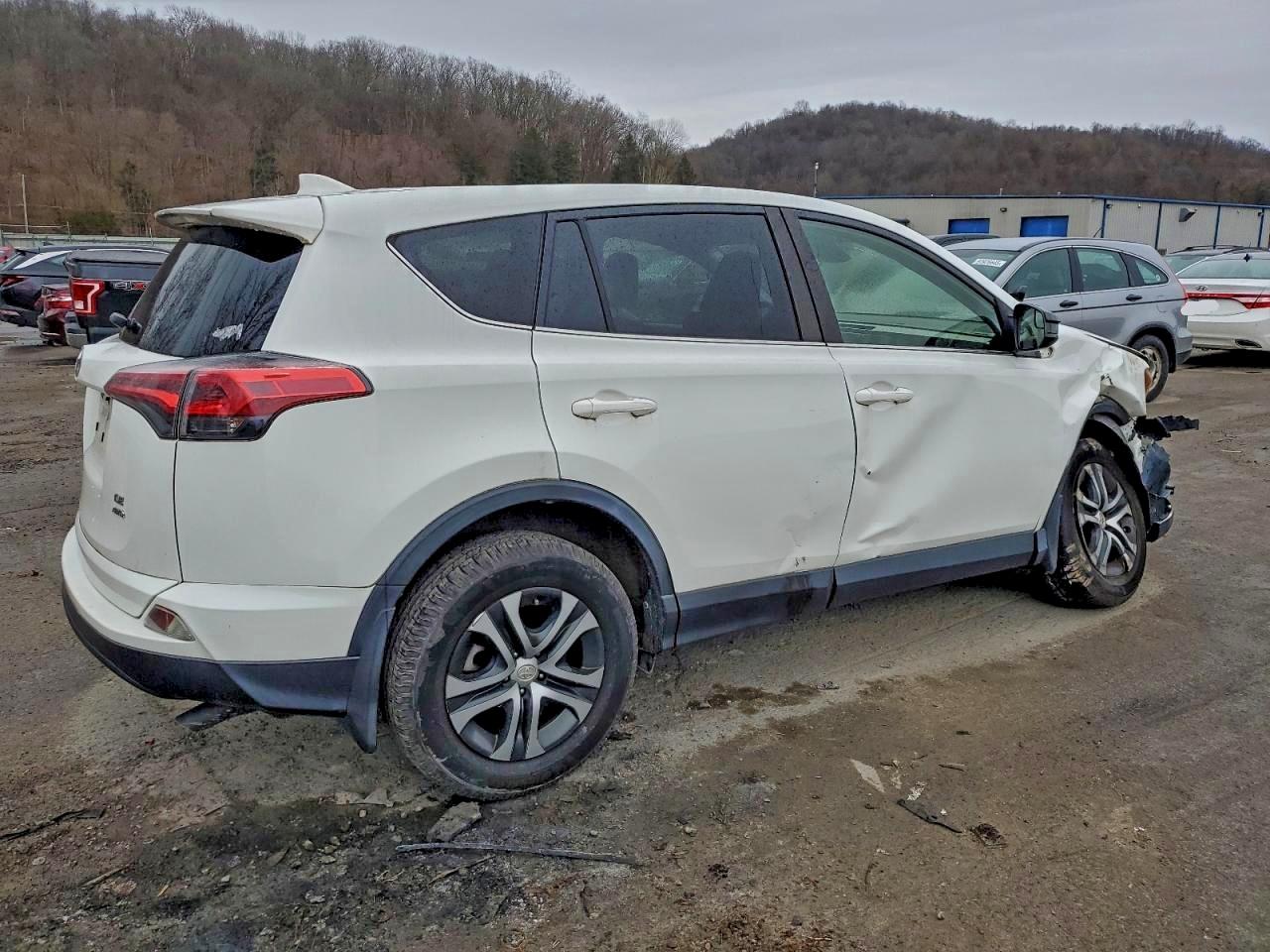 2017 TOYOTA RAV4 LE photo 3