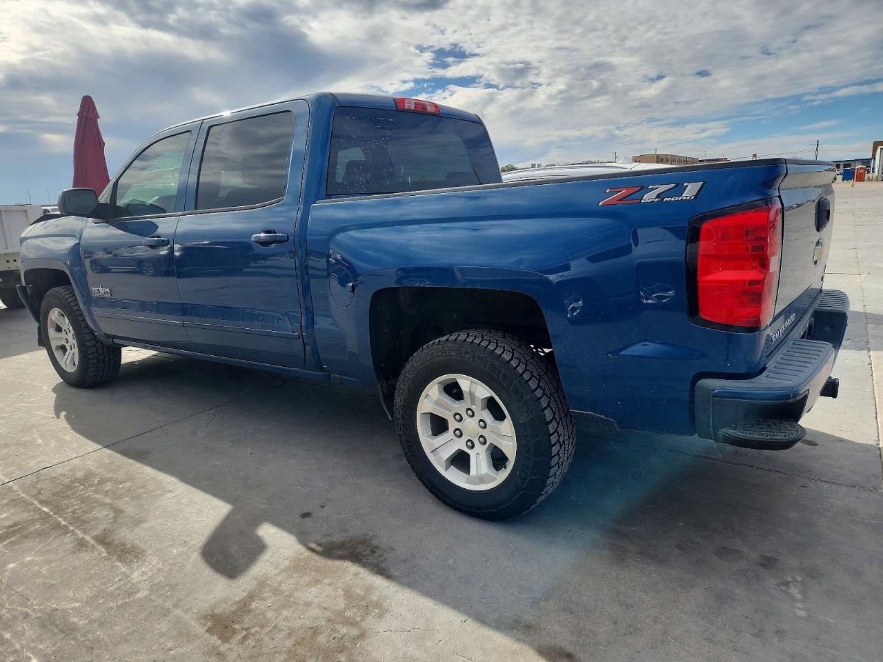 2018 CHEVROLET SILVERADO K1500 LT photo 2