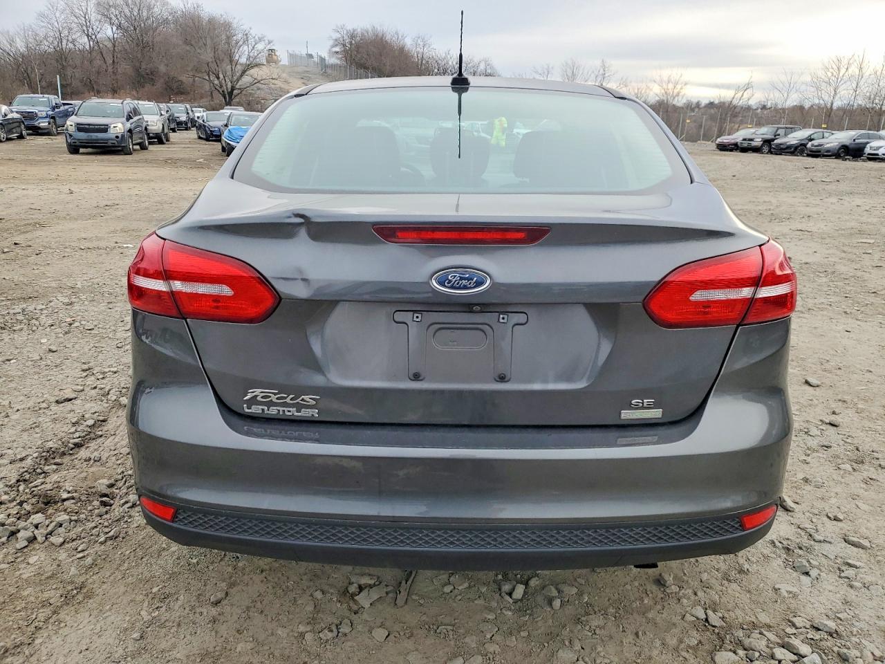 2017 FORD FOCUS SE photo 6
