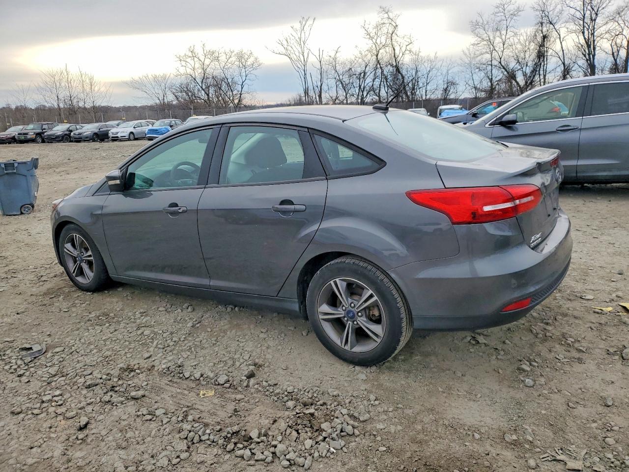 2017 FORD FOCUS SE photo 2