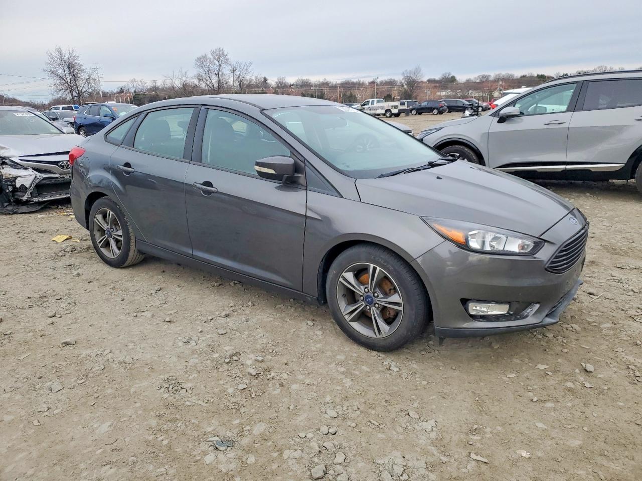 2017 FORD FOCUS SE photo 4