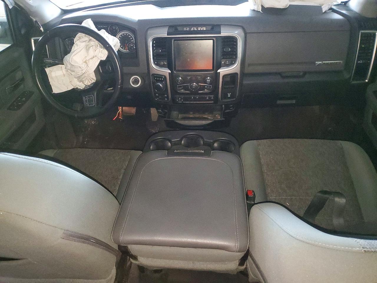 2016 RAM 1500 SLT photo 8